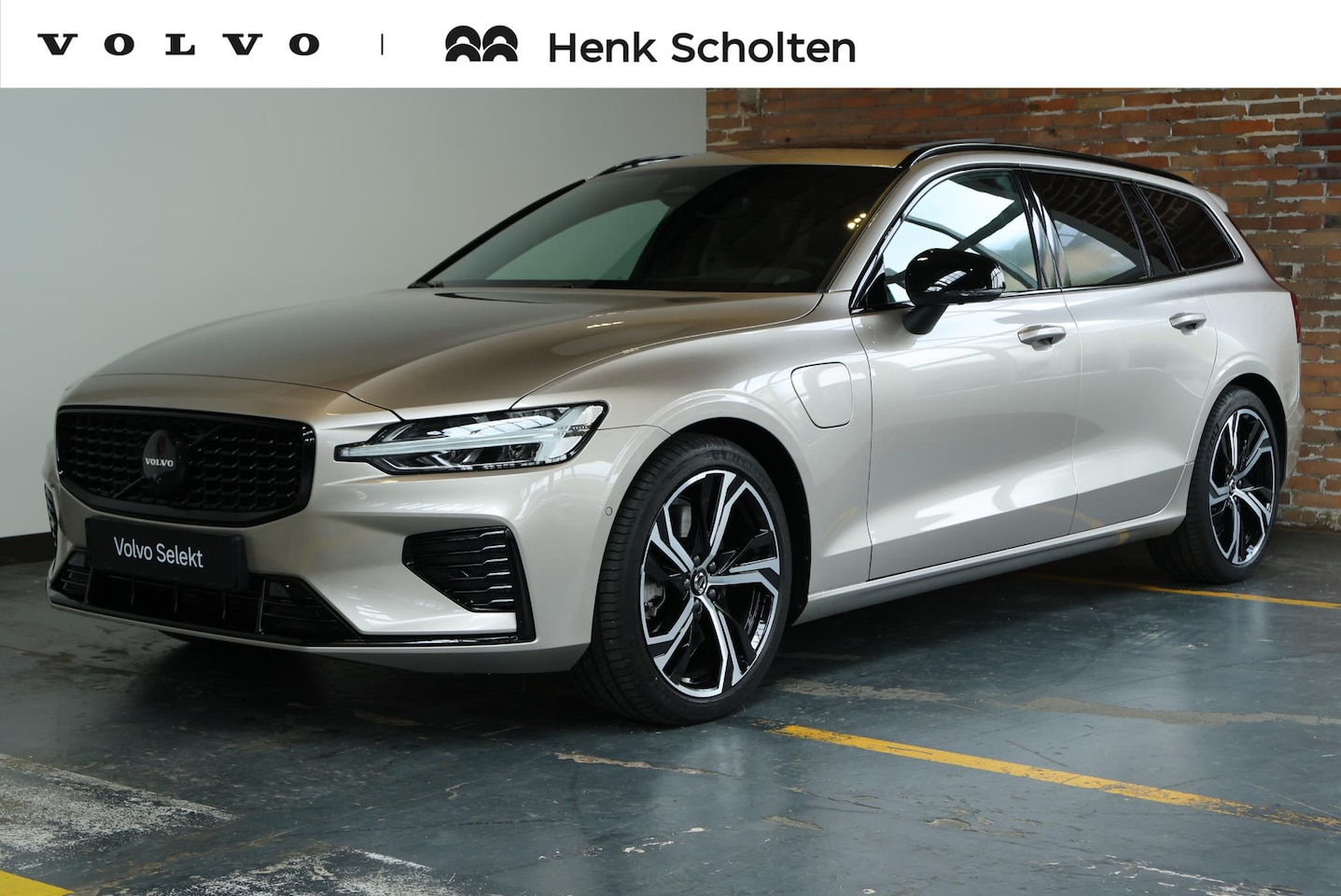 Volvo V60 - T8 Automaat Plug-in hybrid AWD Plus Dark | Semi-Electrische Wegklapbare Trekhaak | Harman - AutoWereld.nl