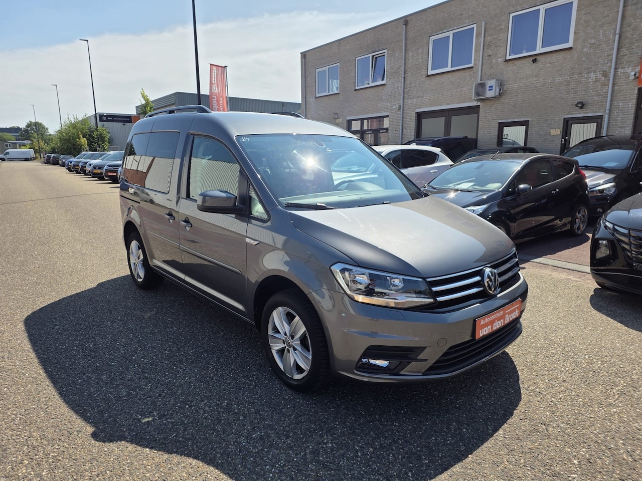 Volkswagen Caddy - 1.4 TSI Highline Automaat Navi Climate Cruise Ctr Stoelverwarming Led/Dag Rij Verlichting - AutoWereld.nl