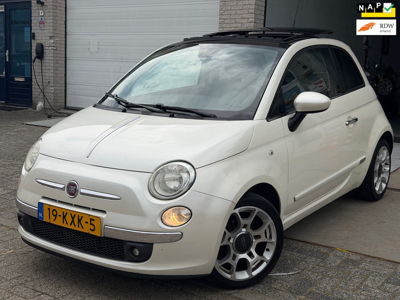 Fiat 500 - 1.2 Sport/ AUTOMAAT/ nap/ dealeronderhouden/ 1jaar apk/ pano/ airco/ volle opties/ zeer ne - AutoWereld.nl