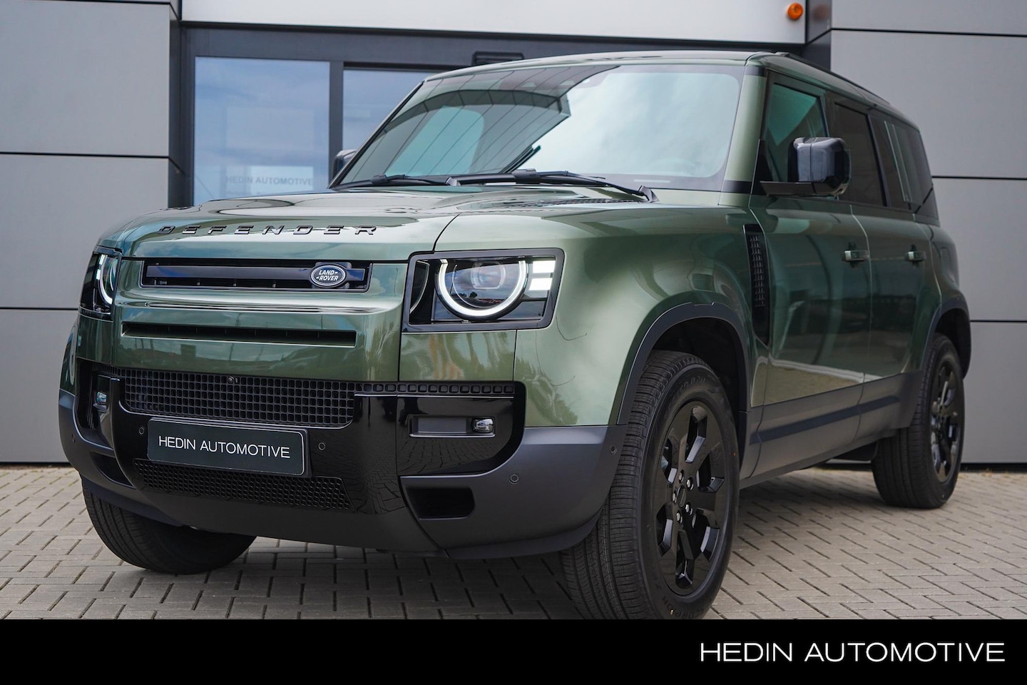 Land Rover Defender 110 - 2.0 P300e 110 Forest Edition 2.0 P300e 110 Forest Edition - AutoWereld.nl