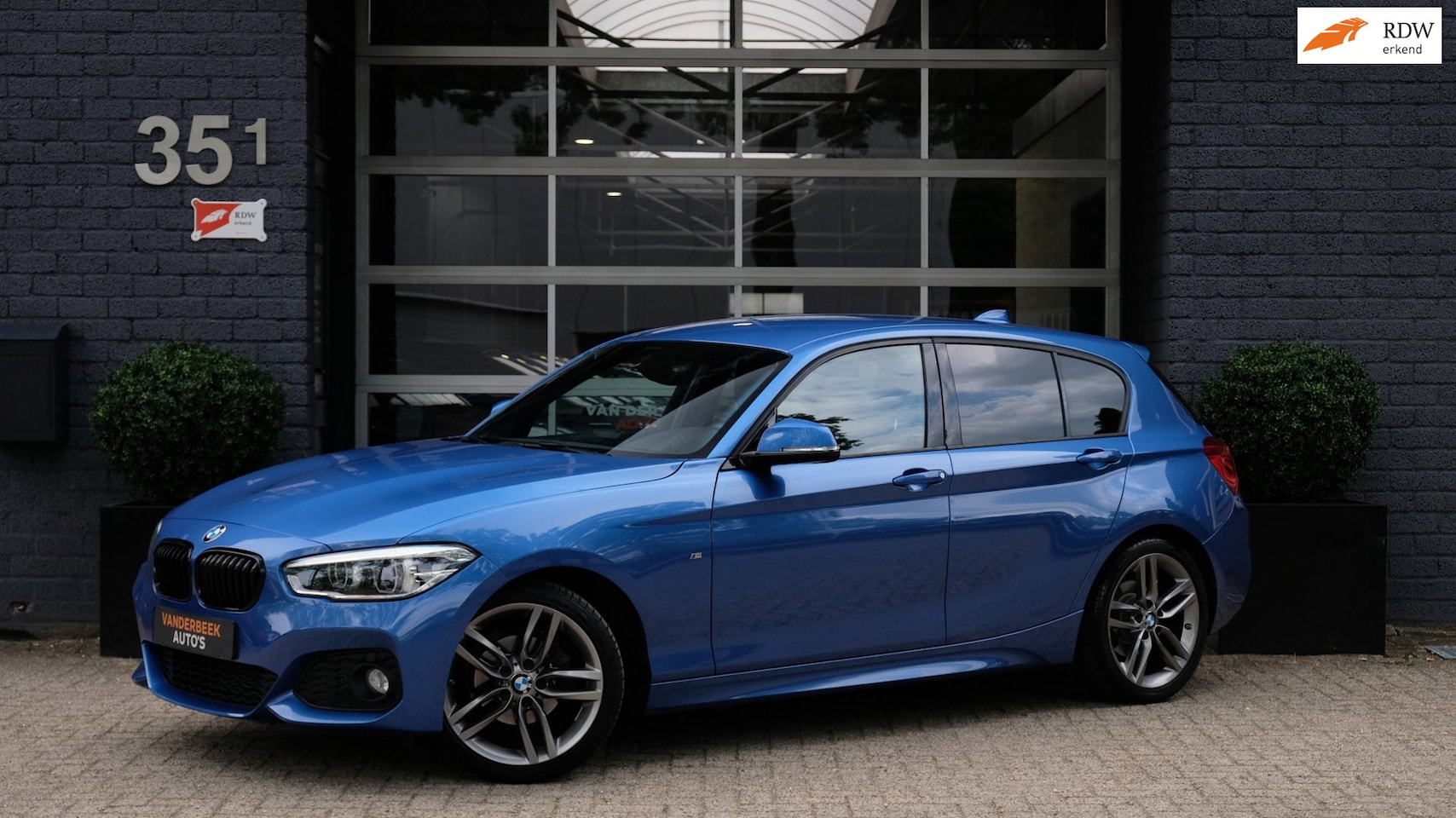 BMW 1-serie - 118i High Executive M-Sport ESTORILBLAU - AutoWereld.nl