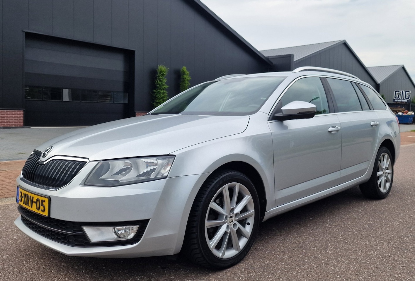 Skoda Octavia Combi - 1.6 TDI Ambition AUTOMAAT NAVI PSENSOR CRUISE TREKHAAK 2 X SLEUTELS - AutoWereld.nl