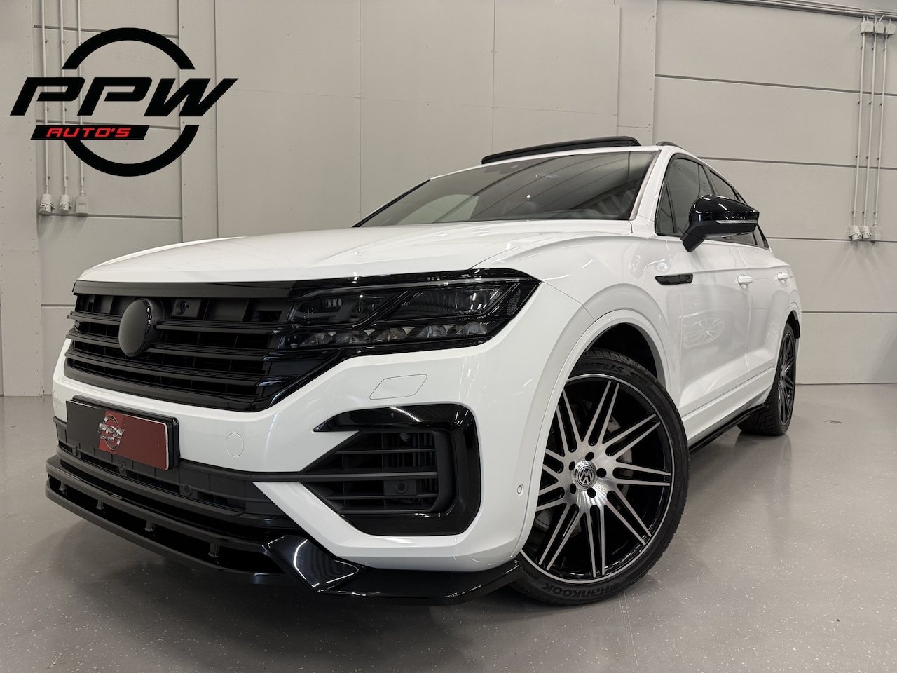 Volkswagen Touareg - R 3.0 TSi 4MOTION eHybrid 462PK PANO/PUGLIA/LUCHTVERING/NACHT-ZICHT/TREKHAAK/22"/SOFT-CLOS - AutoWereld.nl
