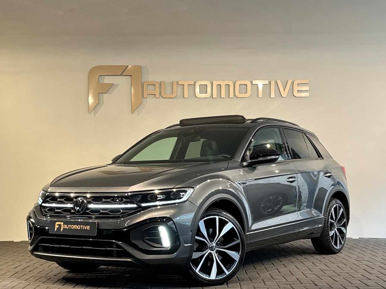 Volkswagen T-Roc - 1.5 TSI Life Business Pano|Dodehoek|ACC|Memory|Keyless|Camera - AutoWereld.nl