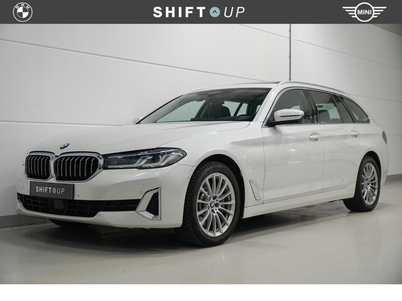 BMW 5-serie Touring - 530i Panoramadak | Laser | Head Up | Elektr. Trekhaak - AutoWereld.nl