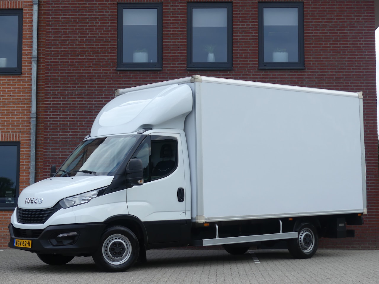 Iveco Daily - 35S14V 2.3 410 Meubelbak Laadklep Zijdeur Luchtvering Camera/Airco - AutoWereld.nl