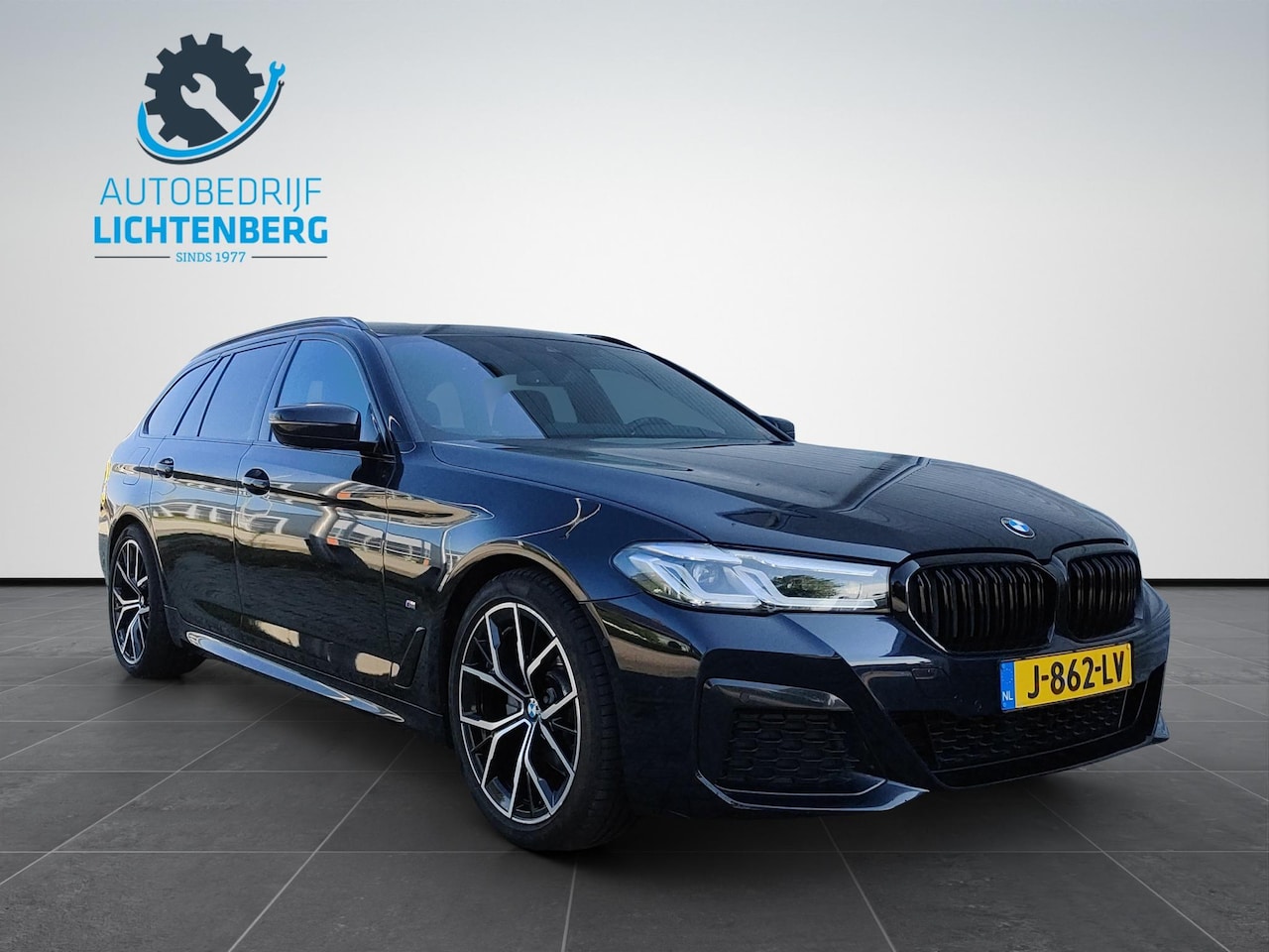 BMW 5-serie Touring - 520i High Executive Edition Trekhaak / Pano / Mem. stoelen - AutoWereld.nl