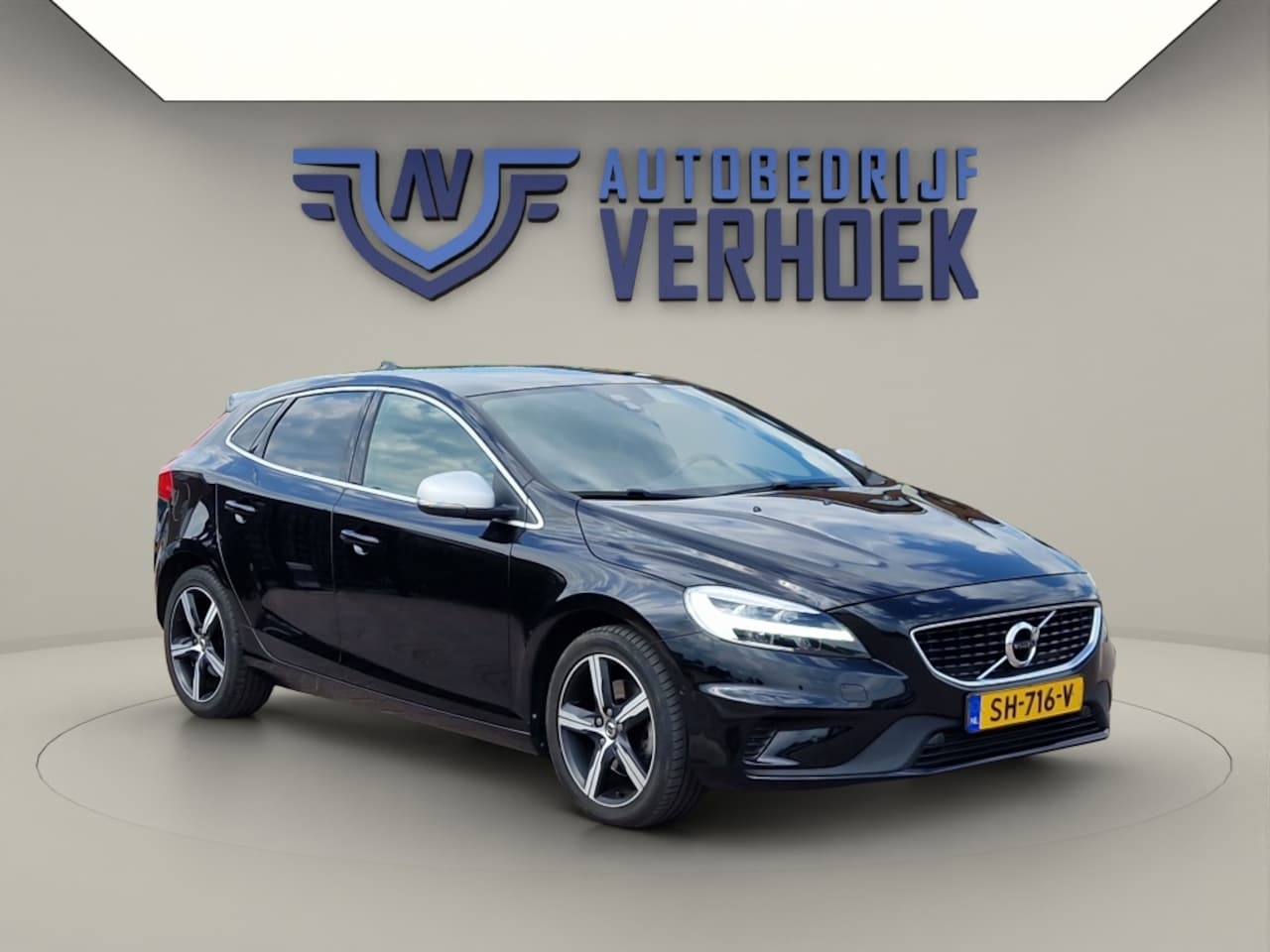 Volvo V40 - 2.0 T4 R-Design 190 PK Panodak - Trekhaak - NL Auto - Leer - AutoWereld.nl