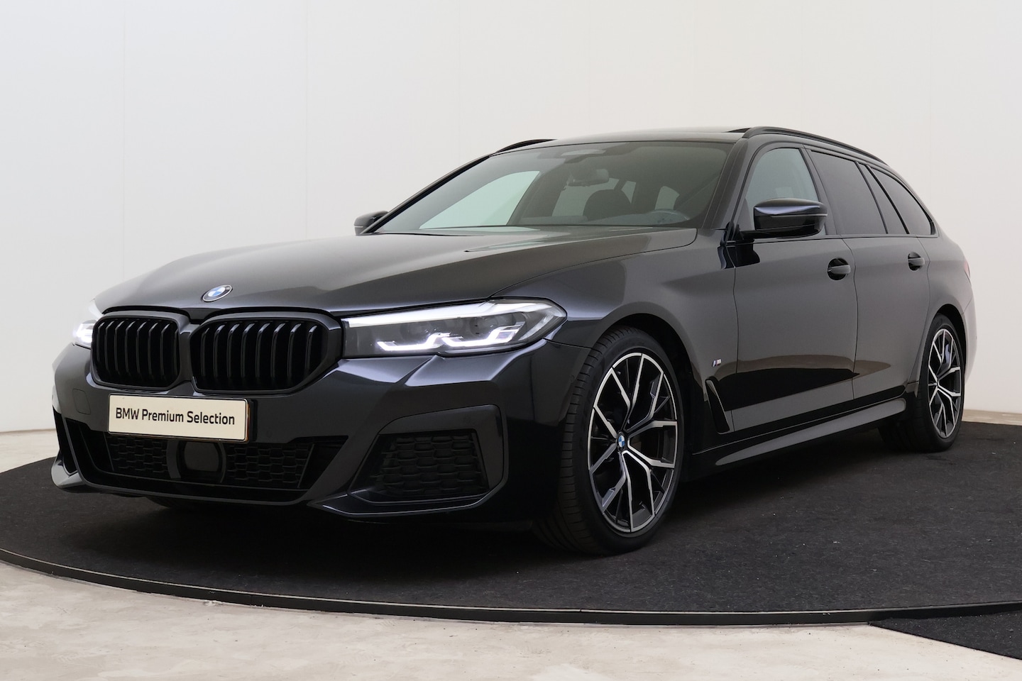 BMW 5-serie Touring - 520d M Sport Automaat / Panoramadak / Sportstoelen / Achteruitrijcamera / Active Cruise Co - AutoWereld.nl