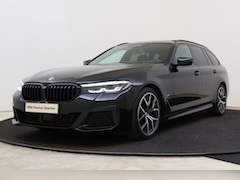 BMW 5-serie Touring - 520d M Sport Automaat / Panoramadak / Sportstoelen / Achteruitrijcamera / Active Cruise Co