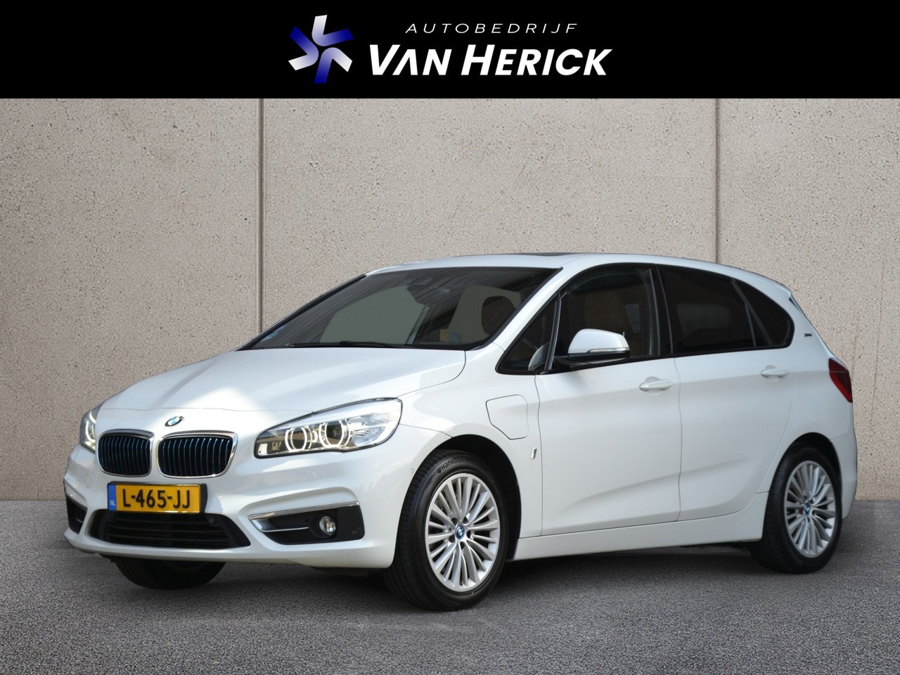 BMW 2-serie Active Tourer - 225xe iPerformance High Executive | Panoramadak | Leder | Trekhaak - AutoWereld.nl