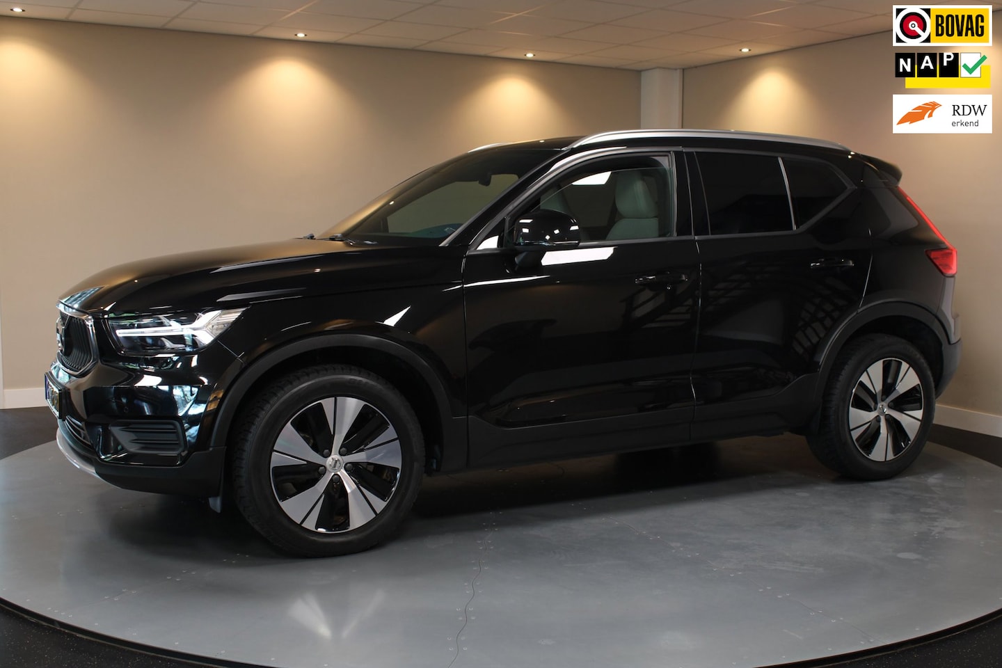 Volvo XC40 - 1.5 T3 Momentum Pro *Automaat* 2de Eigenaar|Carplay|Stoelverw.|Elektr.Achterklep|NAP - AutoWereld.nl