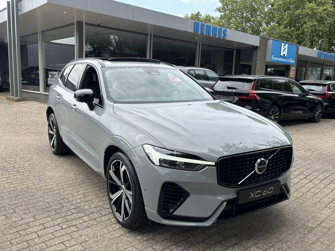 Volvo XC60 - T6 Recharge AWD Ultimate Dark Pano 360 HeadUp Keyless Pilot Assist - AutoWereld.nl