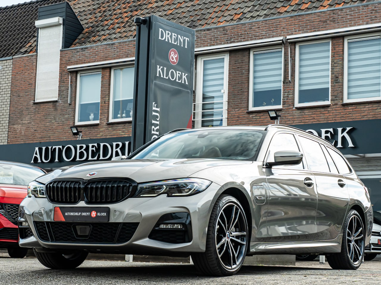 BMW 3-serie Touring - 330e xDrive High Exe M-Sport PANO HUD CAMERA MEMORY M-SPORT STOELEN OXIDGRAU BOMVOL!! - AutoWereld.nl