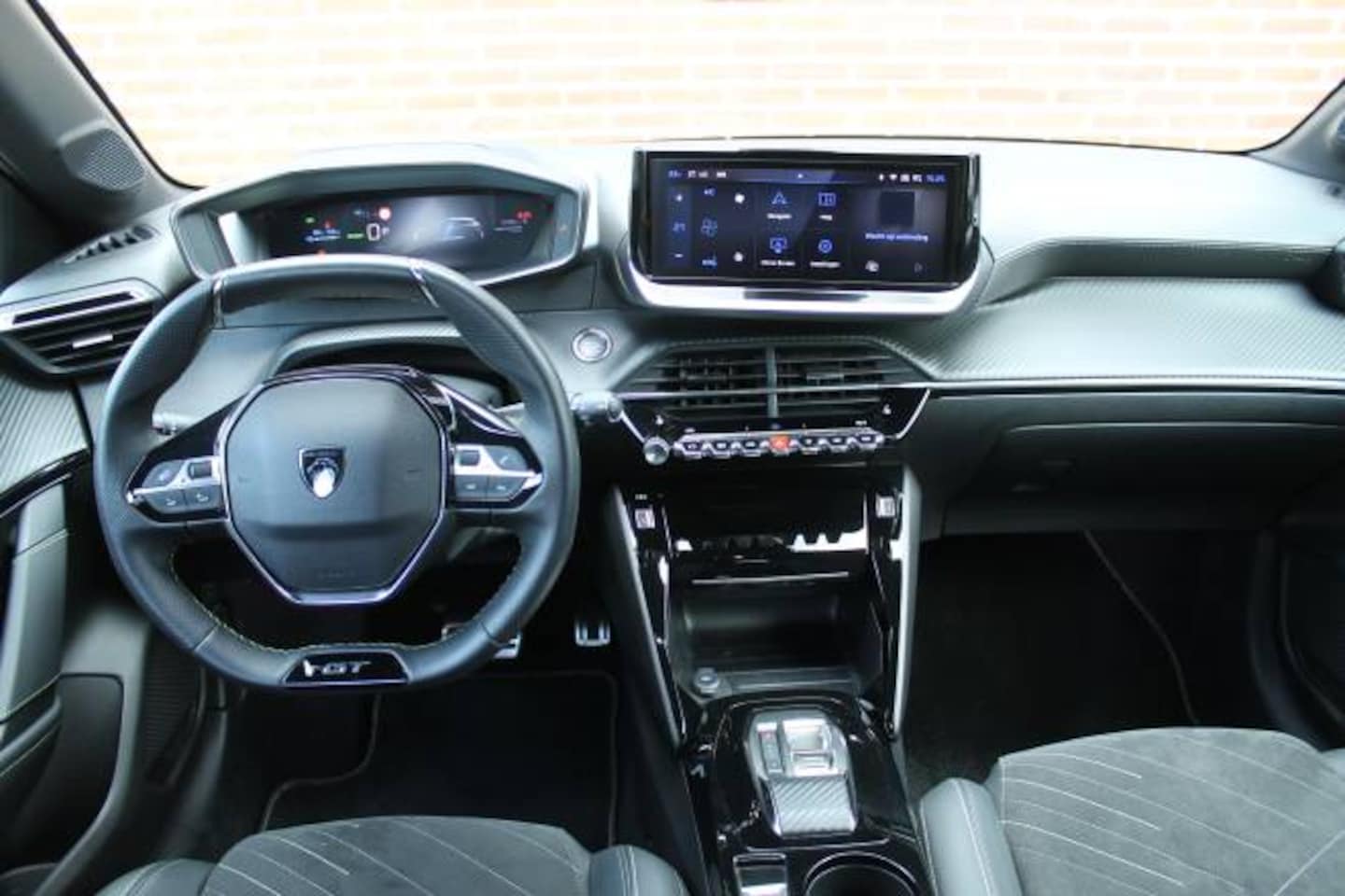 Peugeot e-208 - EV 62kWh GT Stoelmassage l Stoelverwarming l Apple carplay