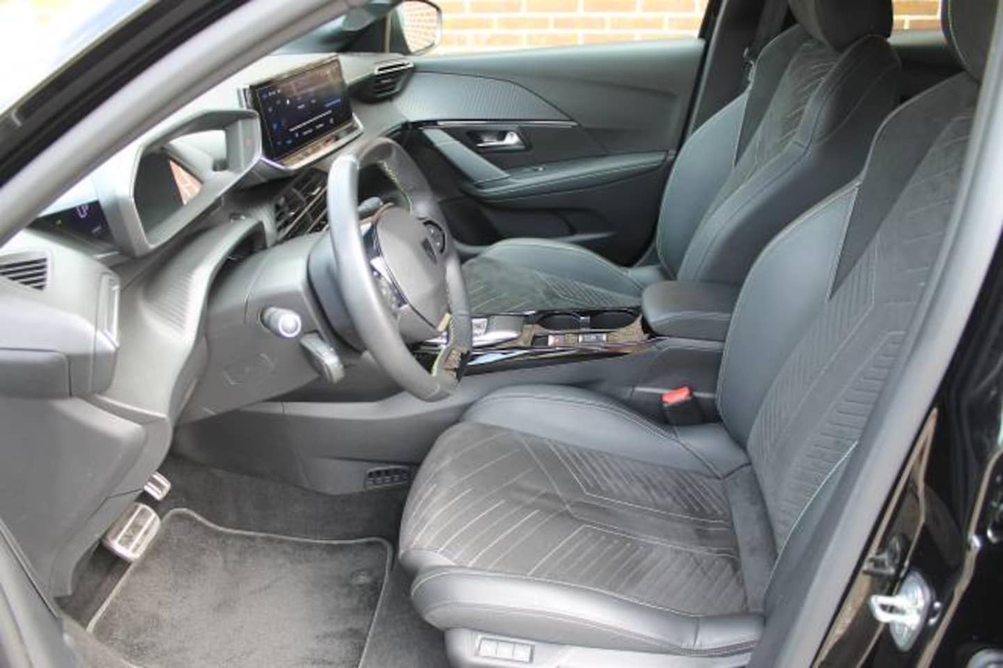 Peugeot e-208 - EV 62kWh GT Stoelmassage l Stoelverwarming l Apple carplay