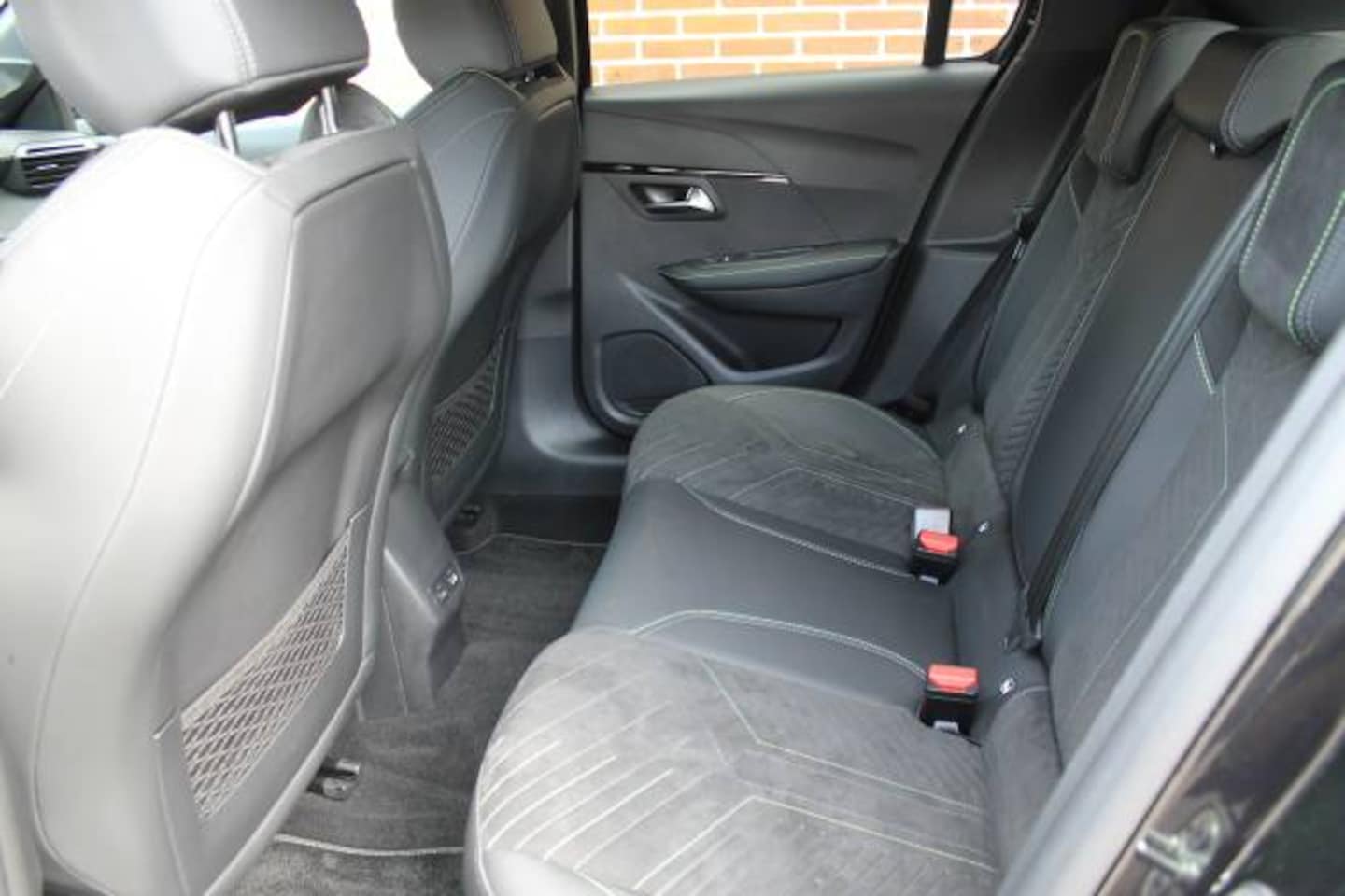 Peugeot e-208 - EV 62kWh GT Stoelmassage l Stoelverwarming l Apple carplay