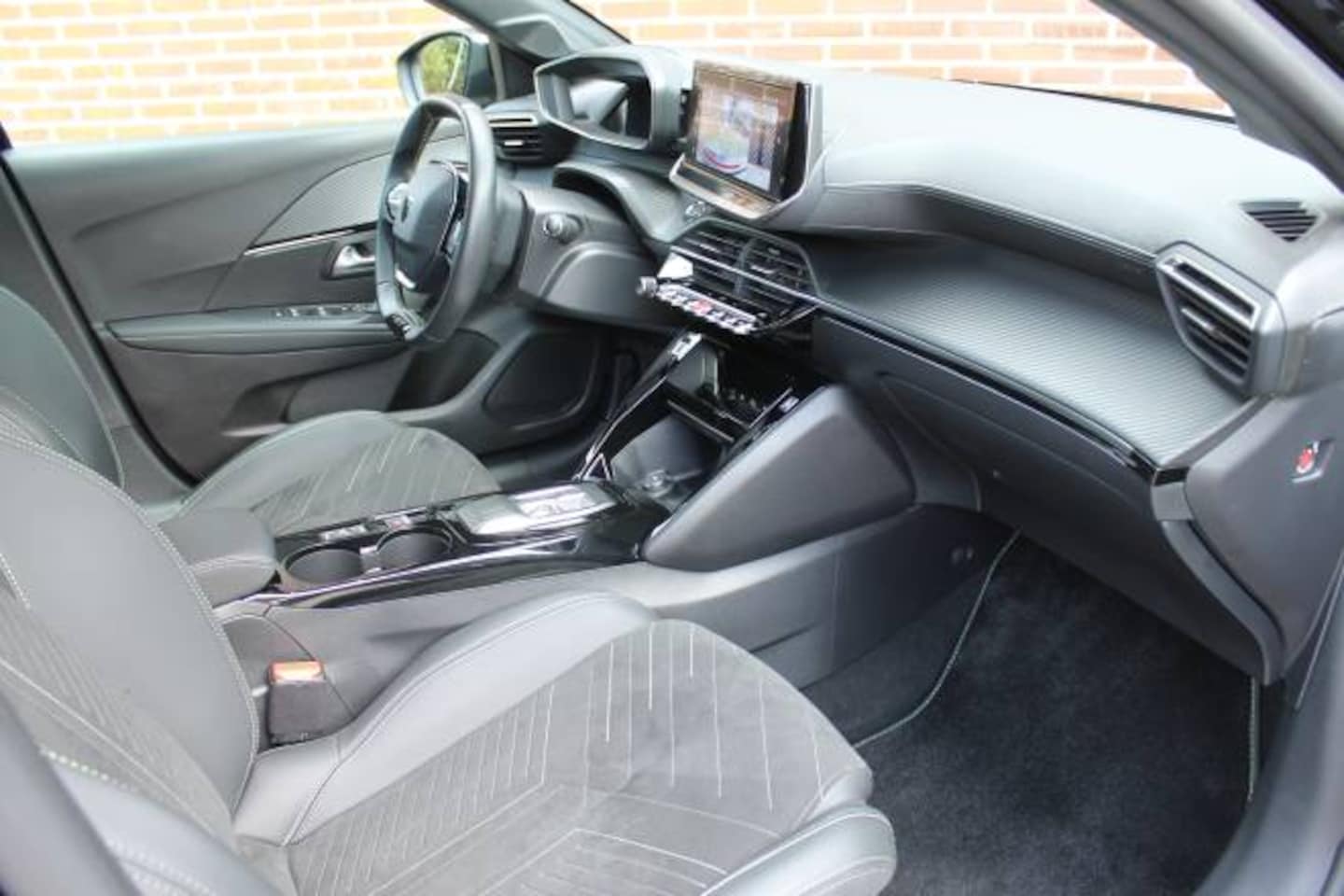 Peugeot e-208 - EV 62kWh GT Stoelmassage l Stoelverwarming l Apple carplay