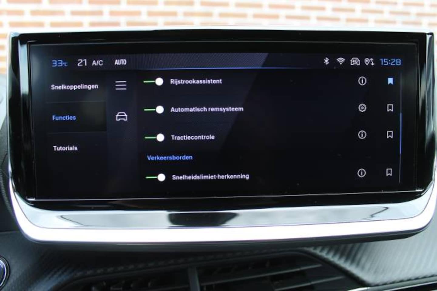 Peugeot e-208 - EV 62kWh GT Stoelmassage l Stoelverwarming l Apple carplay