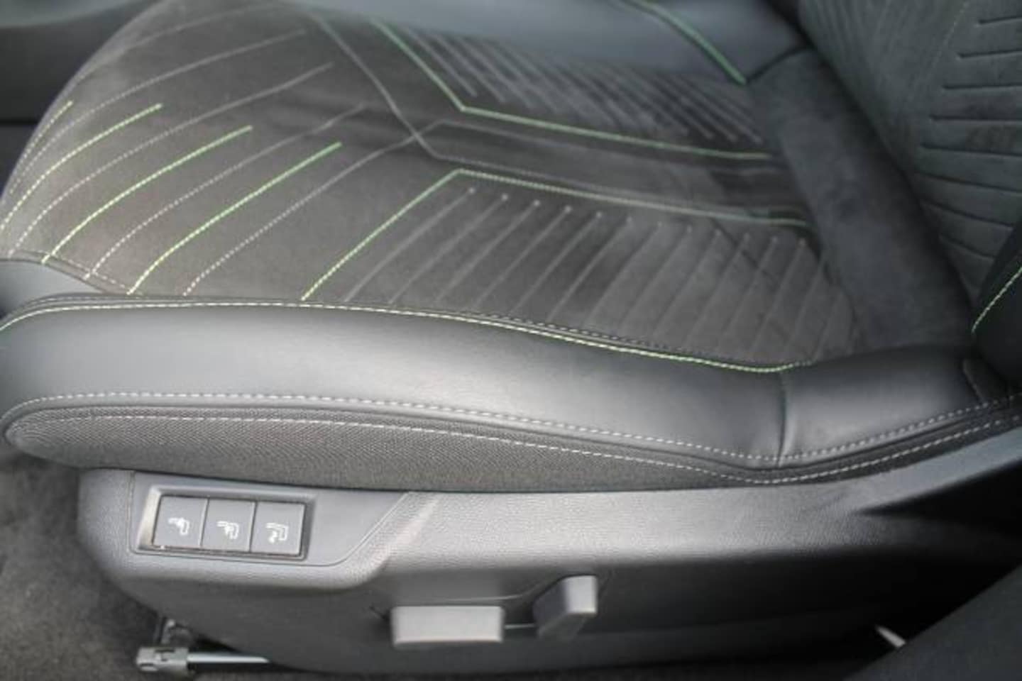 Peugeot e-208 - EV 62kWh GT Stoelmassage l Stoelverwarming l Apple carplay