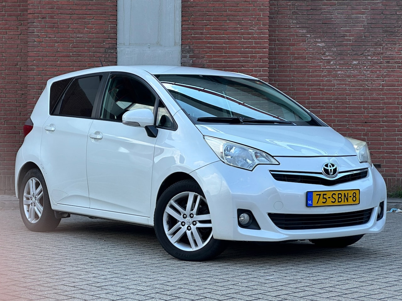 Toyota Verso S - 1.3 VVT-i Dynamic|AUTOMAAT|AIRCO|NAVI|CAMERA|INRUILKOOPJE - AutoWereld.nl