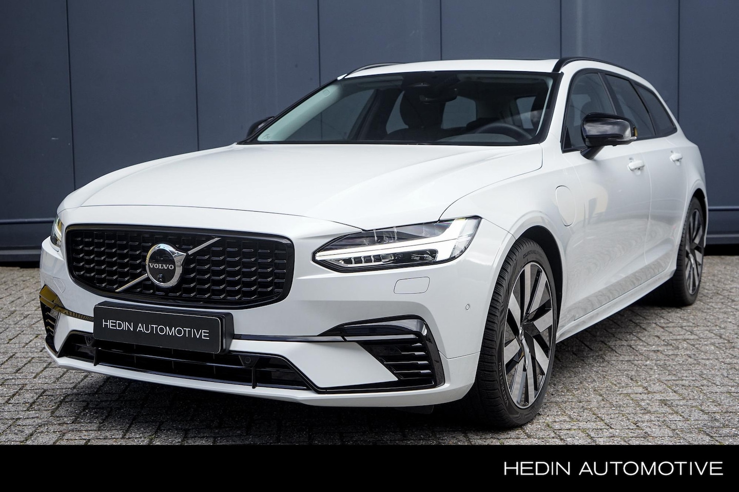 Volvo V90 - 2.0 T8 Plug-in hybrid AWD Ultra Dark | 2100 kg trekgewicht | Trekhaak elektrisch | Panoram - AutoWereld.nl