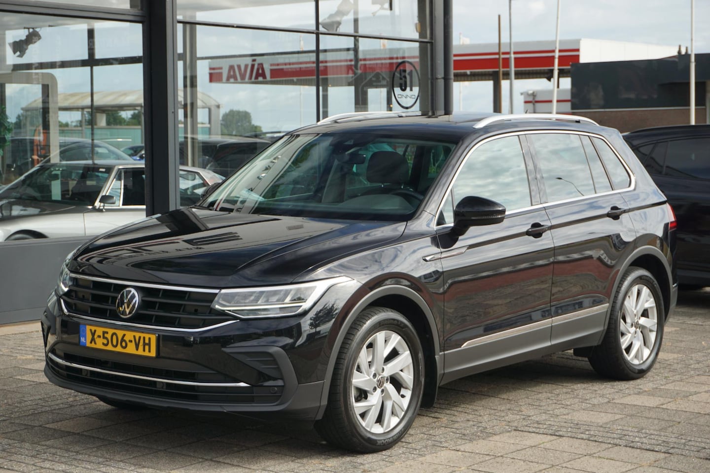 Volkswagen Tiguan - 1.5 TSI Life Business | PANO | trekhaak | leer - AutoWereld.nl