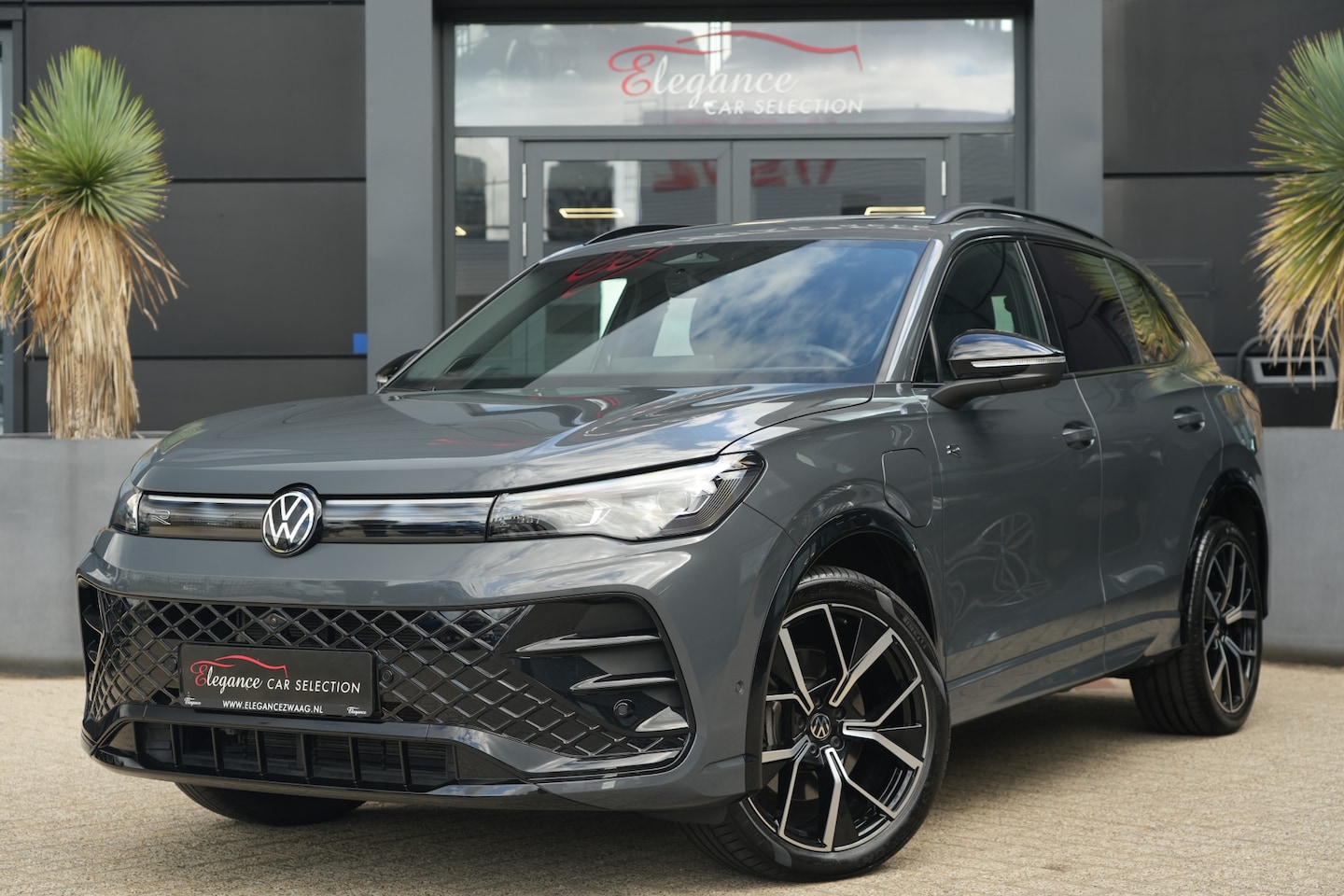 Volkswagen Tiguan - 1.5 eHybrid R-Line Edtion 272pk Panoramadak/Trekhaak/HarmanKardon - AutoWereld.nl