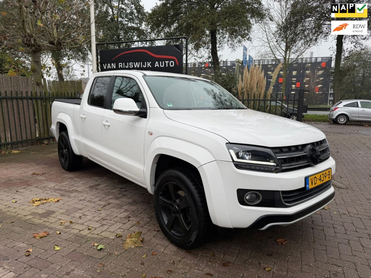 Volkswagen Amarok - 2.0 TDI 4x4 AUT Highline R Line Stuur Xenon Koplampen - AutoWereld.nl