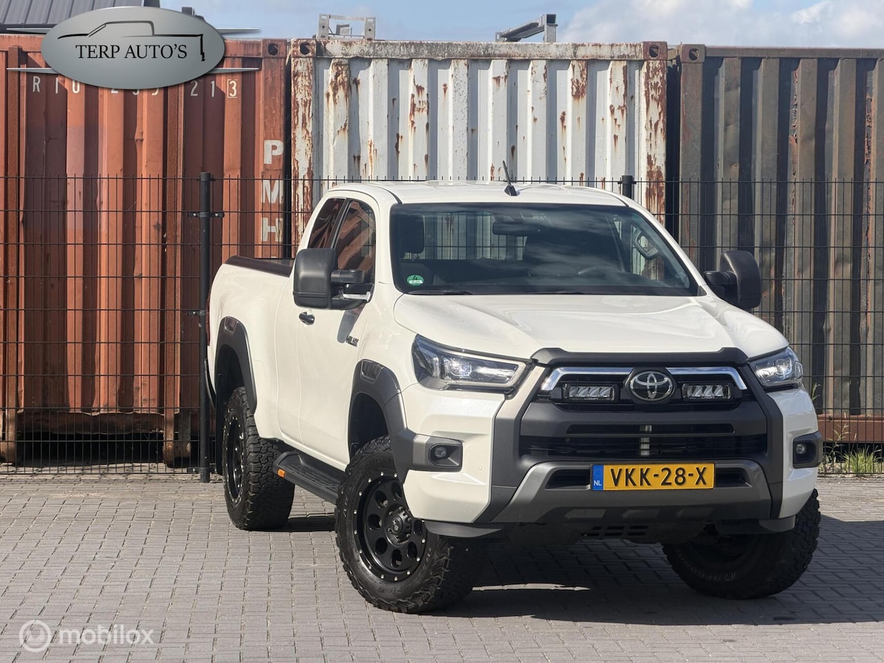Toyota HiLux - 2.8 D-4D Professional premium V&B Luchtvering - AutoWereld.nl