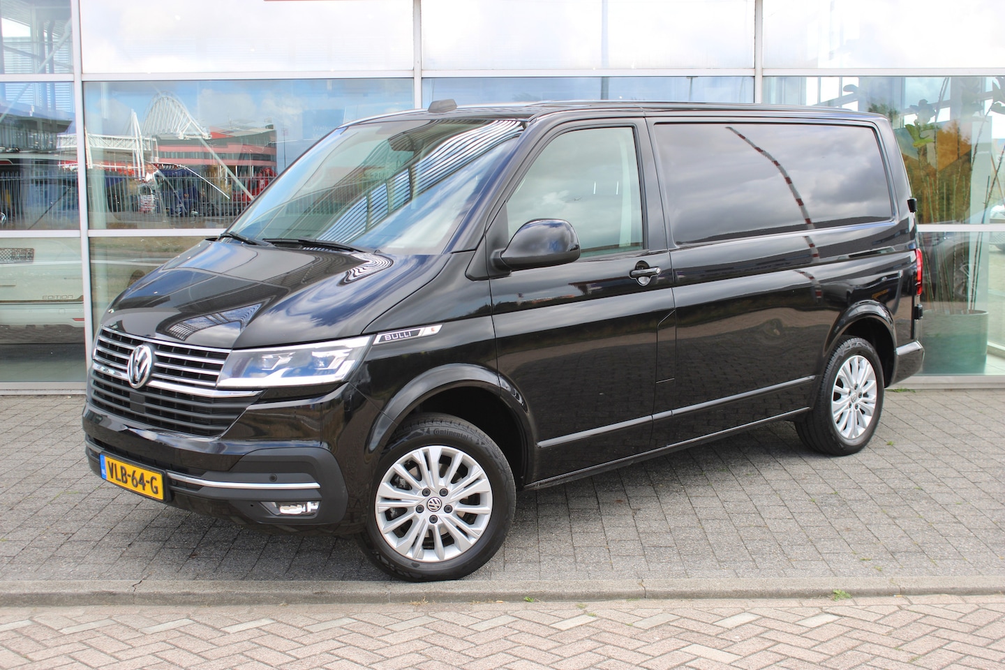 Volkswagen Transporter - 2.0 TDI 150 PK DSG L1 Bulli | Trekhaak | Achterdeuren | Passagiersstoel | Adaptive cruise - AutoWereld.nl
