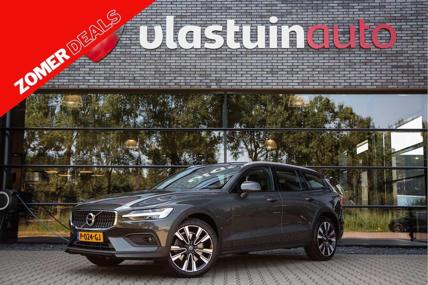 Volvo V60 Cross Country - 2.0 B5 AWD  Pro 2.0 B5 AWD Pro , Trekhaak, Stoel/stuurverwarming, Elektrisch verstelbare stoelen met geheu - AutoWereld.nl