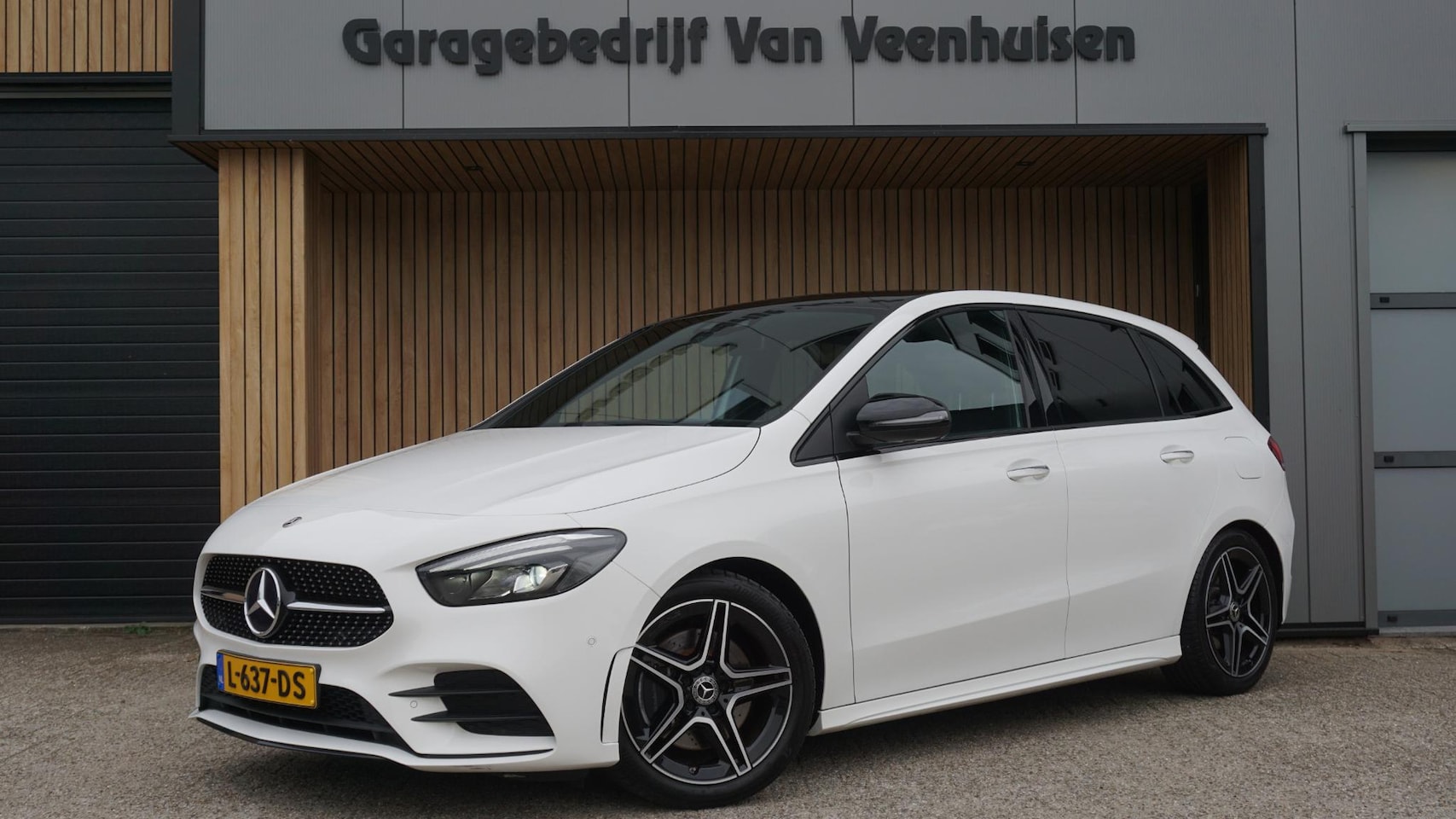 Mercedes-Benz B-klasse - 220 192pk AMG line Burmeister Widescreen pdc Led Keyless *85293km* Cruise Trekhaak 18 inch - AutoWereld.nl