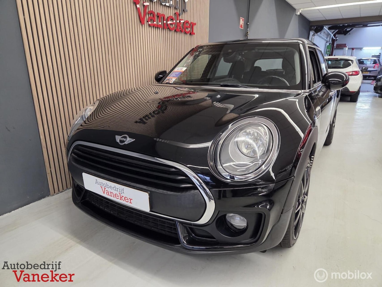 MINI Clubman - 1.5 One Pepper Business Plus|Navi|Cruise|Stoelverwarming|LED|Keyless| - AutoWereld.nl