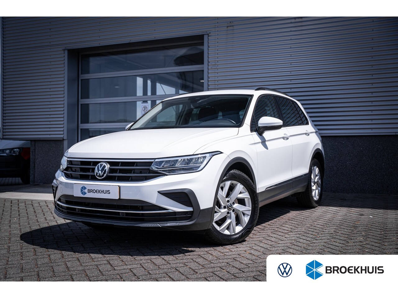 Volkswagen Tiguan - 1.5 150PK TSI DSG Life | Achteruitrijcamera | Cruise control adaptief met Stop&Go | Elektr - AutoWereld.nl
