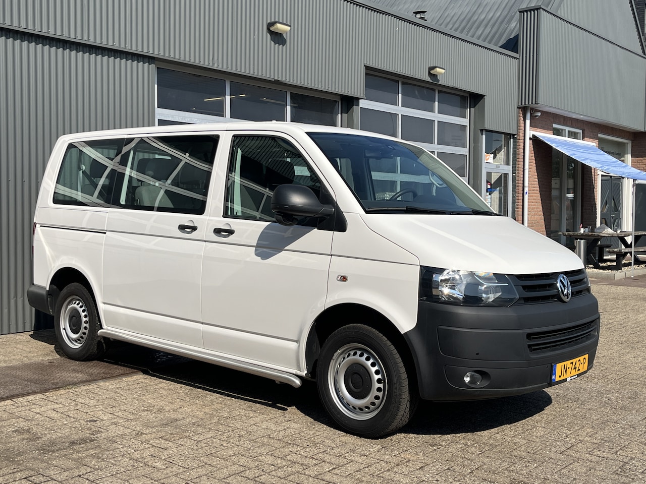 Volkswagen Transporter Kombi - 9-Persoons 2.0 TDI DSG Automaat L1H1 BTW en BPM vrij Airco Cruise control Trekhaak PDC 1e - AutoWereld.nl