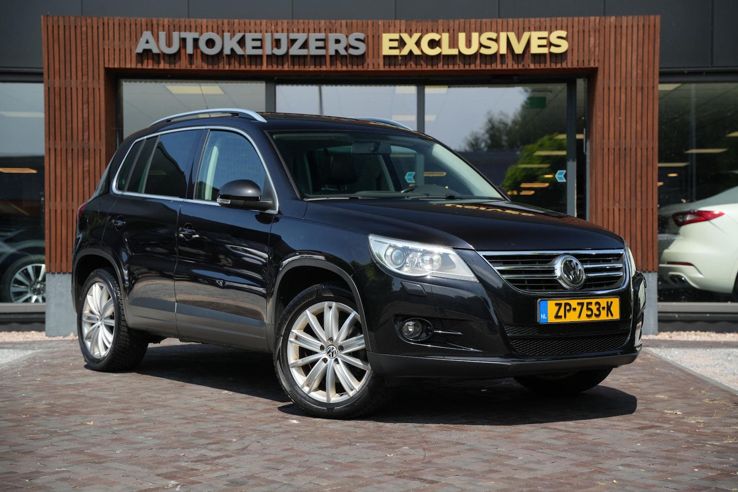 Volkswagen Tiguan - 2.0 TDI Track&Field 4Motion Leer Cruise Clima Stoelverw. Groot Scherm 4x4 - AutoWereld.nl