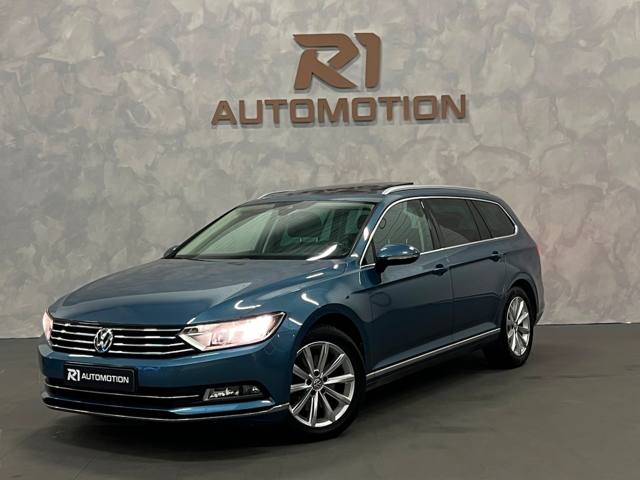 Volkswagen Passat Variant - 1.8 TSI Business Edition R|PANO|CAMERA|TREKHAAK|KEYLESS START|DIGITAL DASH|LEDER/ALCANTARA - AutoWereld.nl