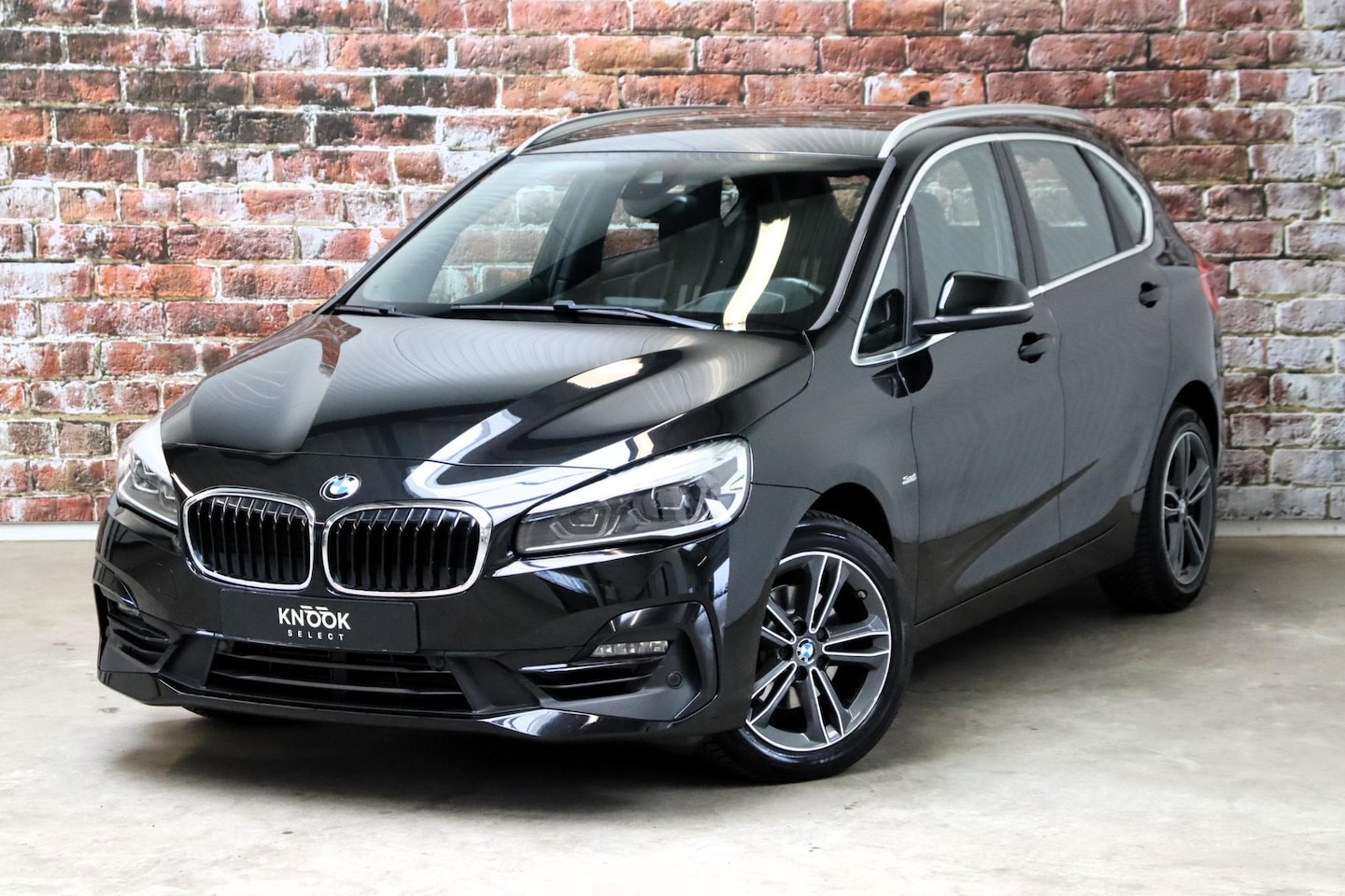BMW 2-serie Active Tourer - 218i Executive Sport Line Automaat / Navigatiesysteem / Trekhaak / Sportstoelen / Climate - AutoWereld.nl