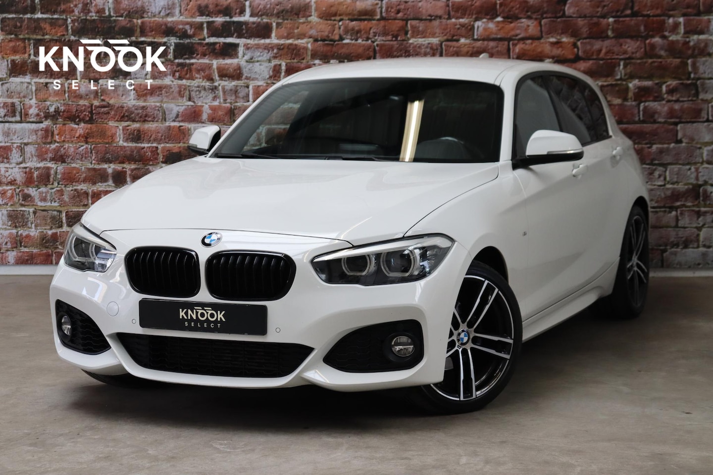 BMW 1-serie - 118i Executive M Sport Pakket Automaat 5 deurs / Navigatiesysteem / 18 Inch / LED / Trekha - AutoWereld.nl