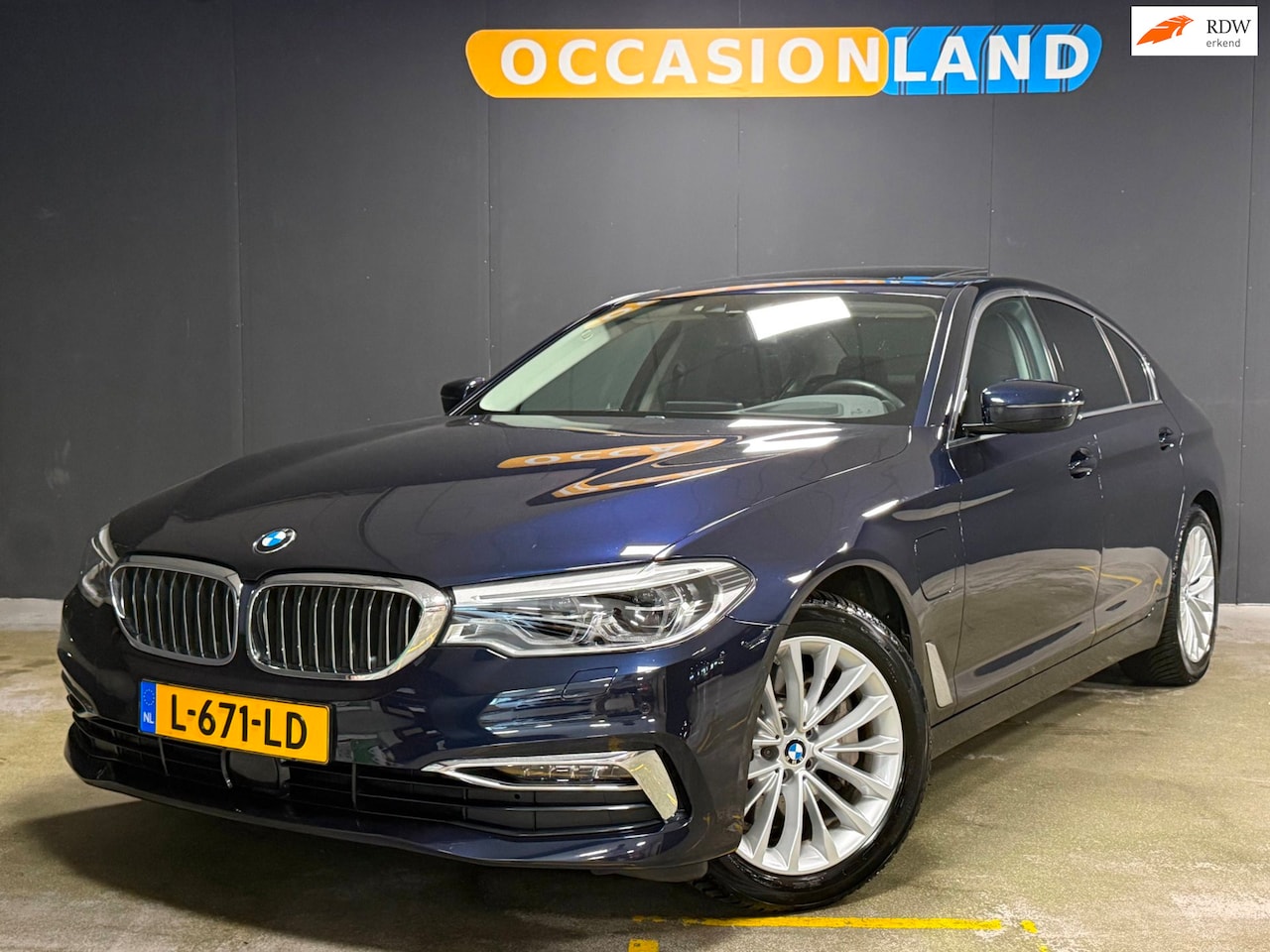 BMW 5-serie - 530e iPerformance High Executive Luxury Line|KANTELDAK|LED|KEYLESS|MEMORY|CAMERA|SFEER|ACC - AutoWereld.nl