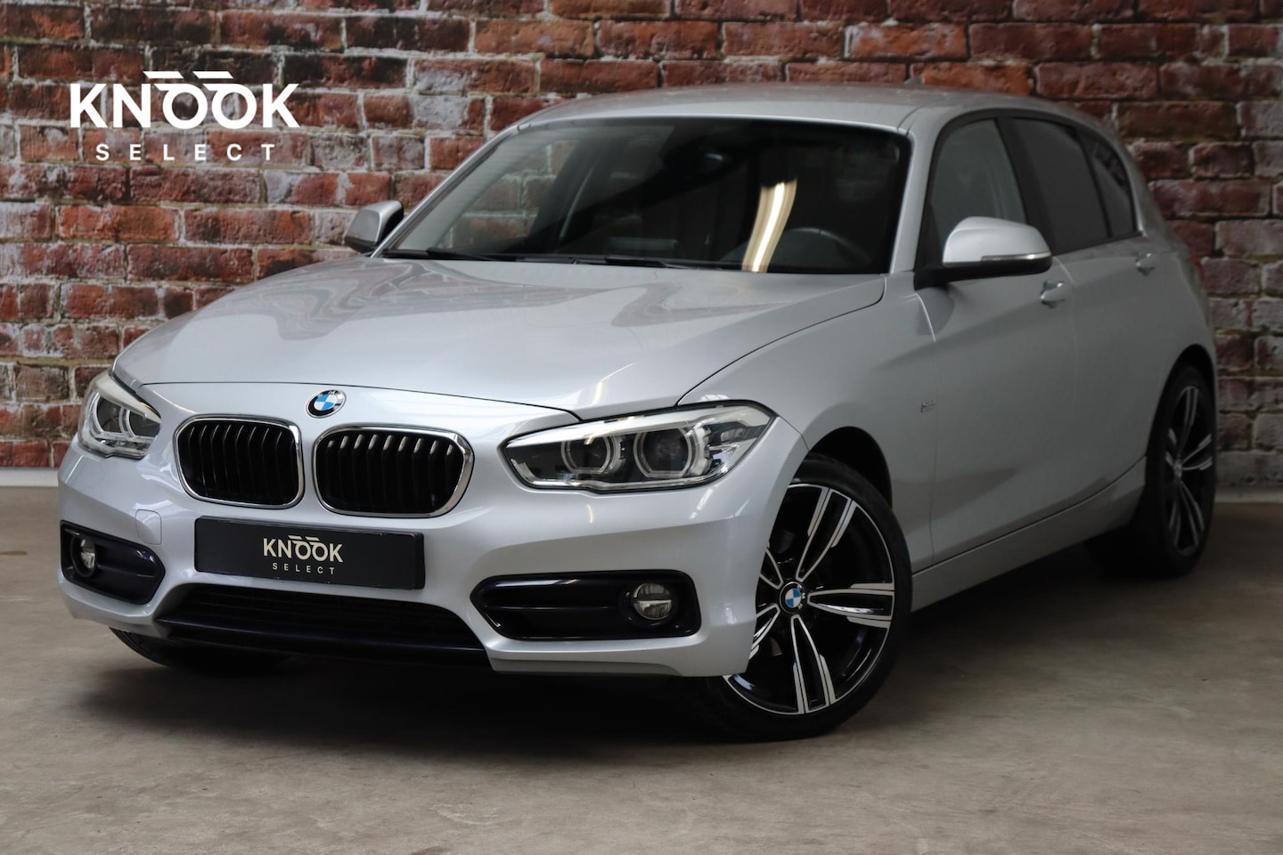 BMW 1-serie - 116i Executive Sport Line 5 deurs / Navigatiesysteem / Trekhaak / LED / Sportstoelen / Par - AutoWereld.nl