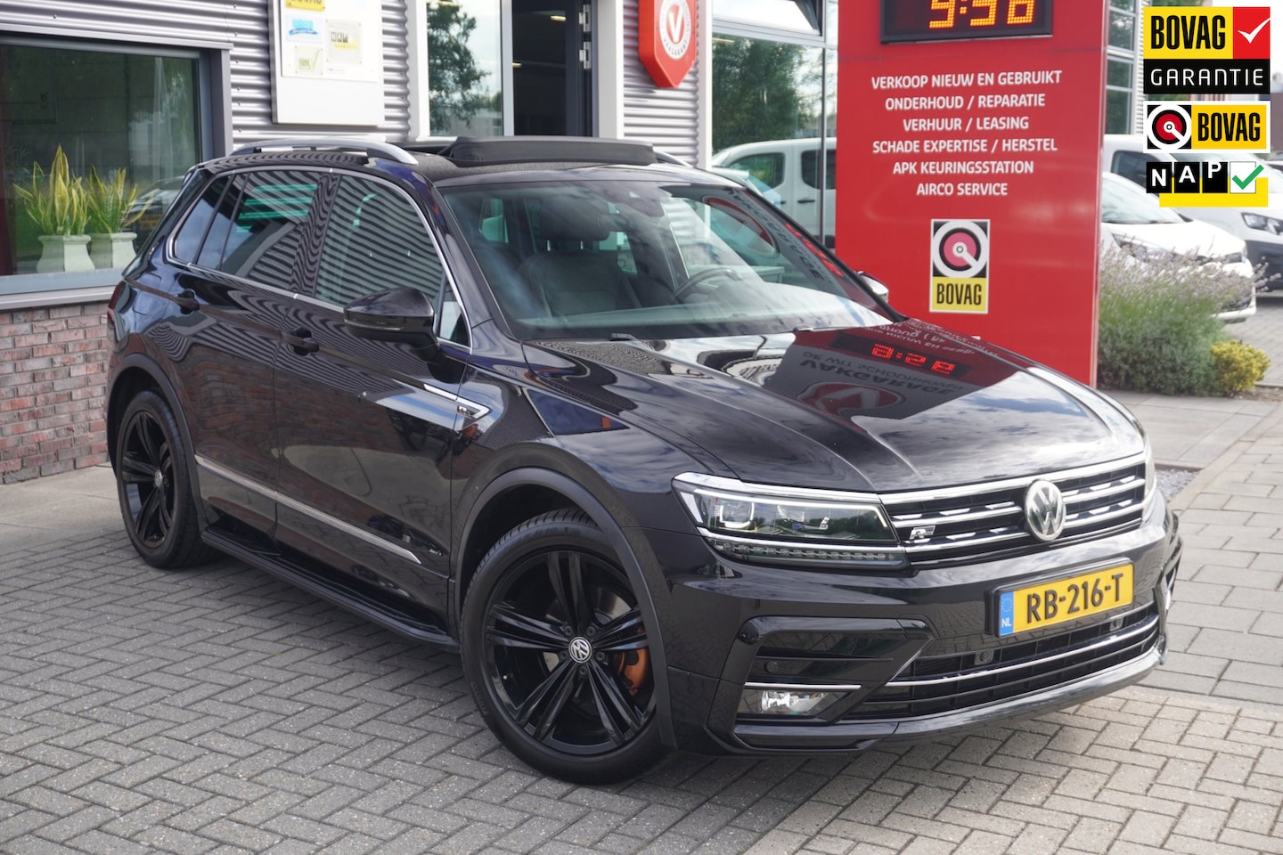 Volkswagen Tiguan - 1.4 TSI ACT Comfortline Business R-Line / Pano / Trekhaak / Massage / ACC - AutoWereld.nl