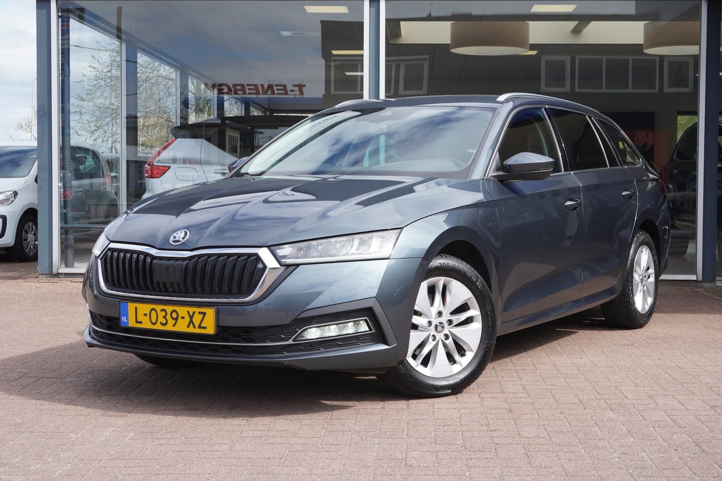 Skoda Octavia Combi - 1.0 TSI Business Edition Airco | CarPlay | Elek. Pakket | Donkerglas| Inruil mogelijk - AutoWereld.nl