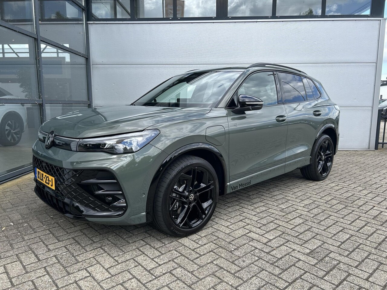 Volkswagen Tiguan - 1.5 eHybrid R-Line Edition | 204PK | Automaat | Trekhaak zwenkbaar | Panoramaschuif-kantel - AutoWereld.nl