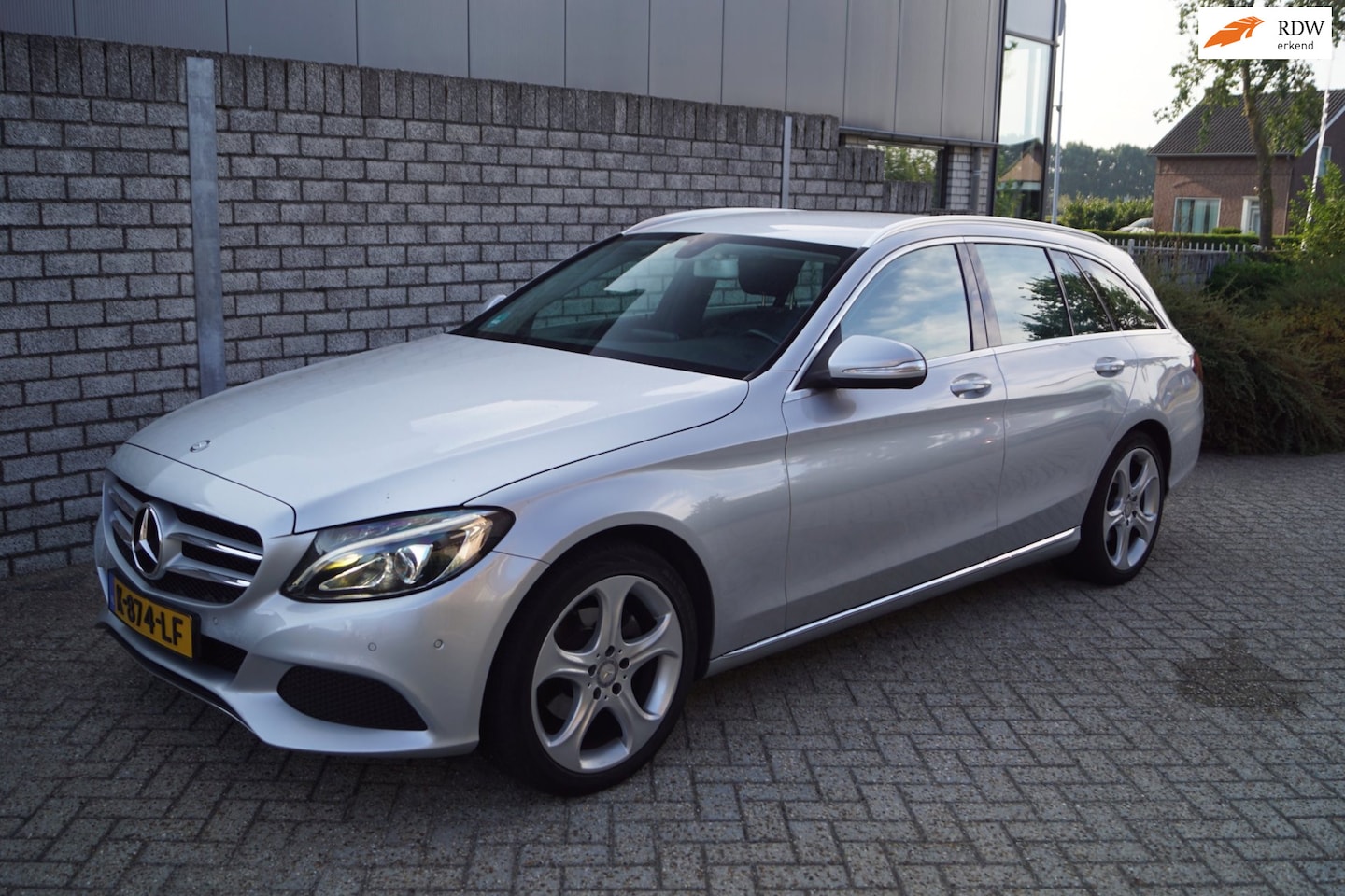 Mercedes-Benz C-klasse Estate - 180 Ambition Autom Half Leder/Stof Sportst Stoelverw Navi Clima Cruise LED Kopl 2x PDC LMV - AutoWereld.nl