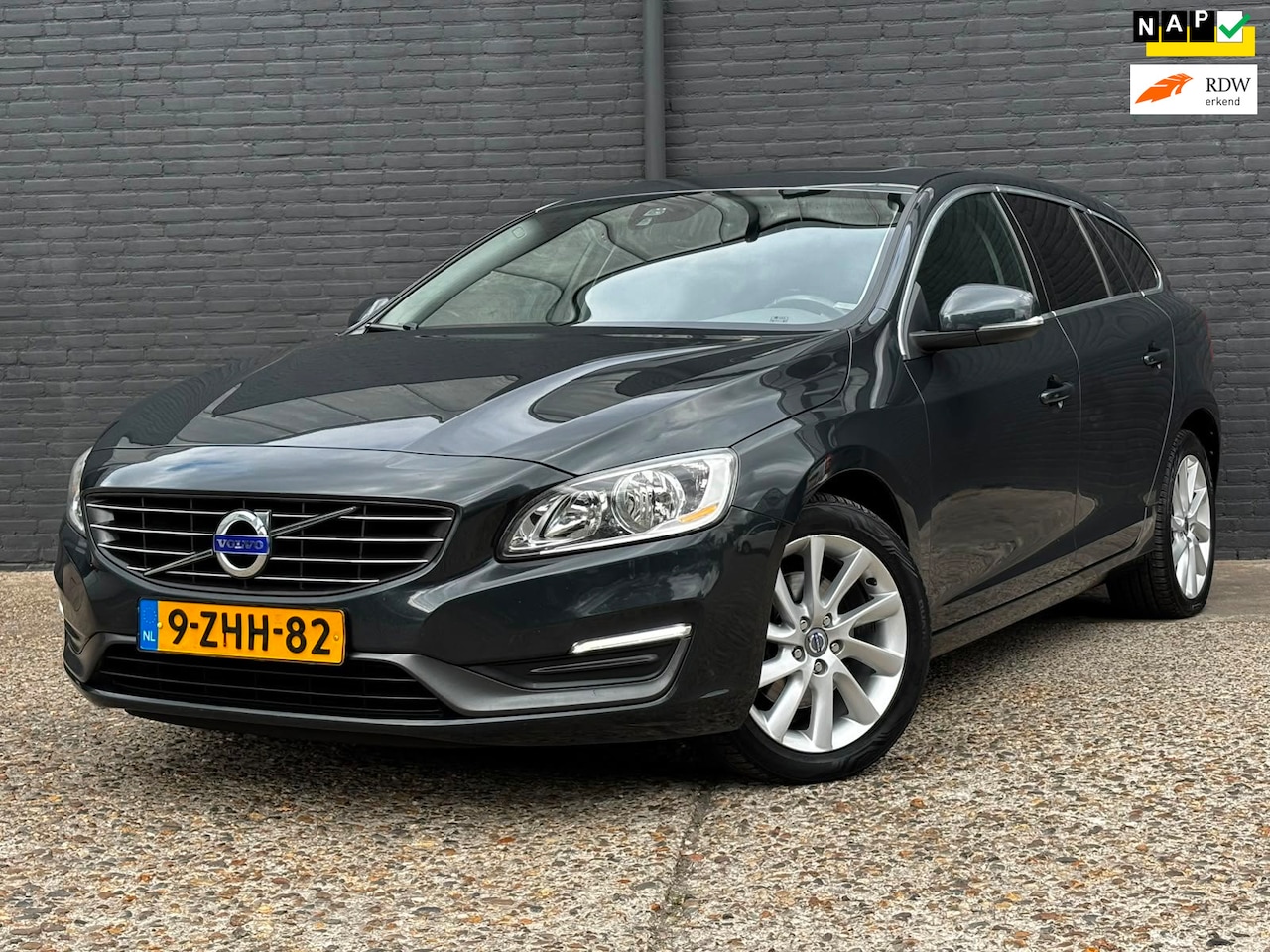 Volvo V60 - 1.6 D2 Kinetic PANO|TREKHAAK|NAVI|PDC - AutoWereld.nl