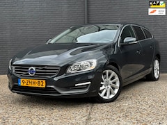 Volvo V60 - 1.6 D2 Kinetic PANO|TREKHAAK|NAVI|PDC