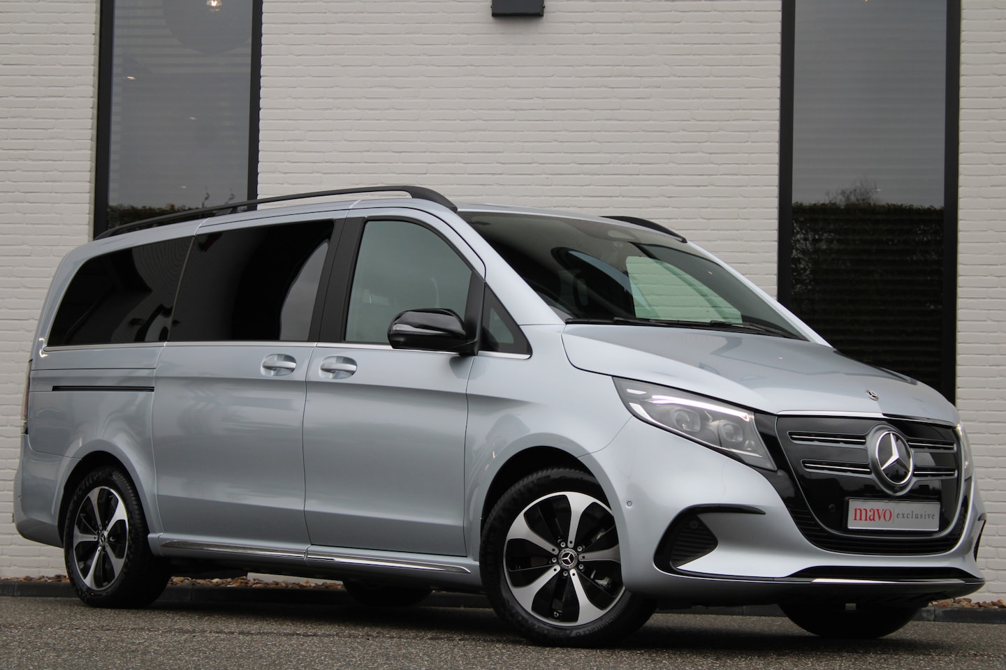 Mercedes-Benz EQV - 300 L2 / AMG / Luchtvering / 7-Persoons / Burmester / Elec Stoelen / Vol Opties / NIEUWSTA - AutoWereld.nl