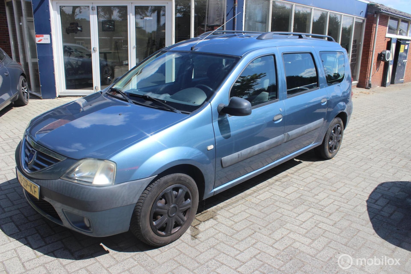 Dacia Logan MCV - 1.6-16V Blackline 7p. 1.6-16V Blackline 7p. - AutoWereld.nl